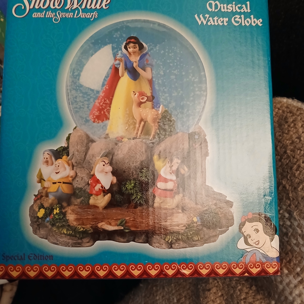 Snow White and the Seven Dwarfs Musical Water Globe